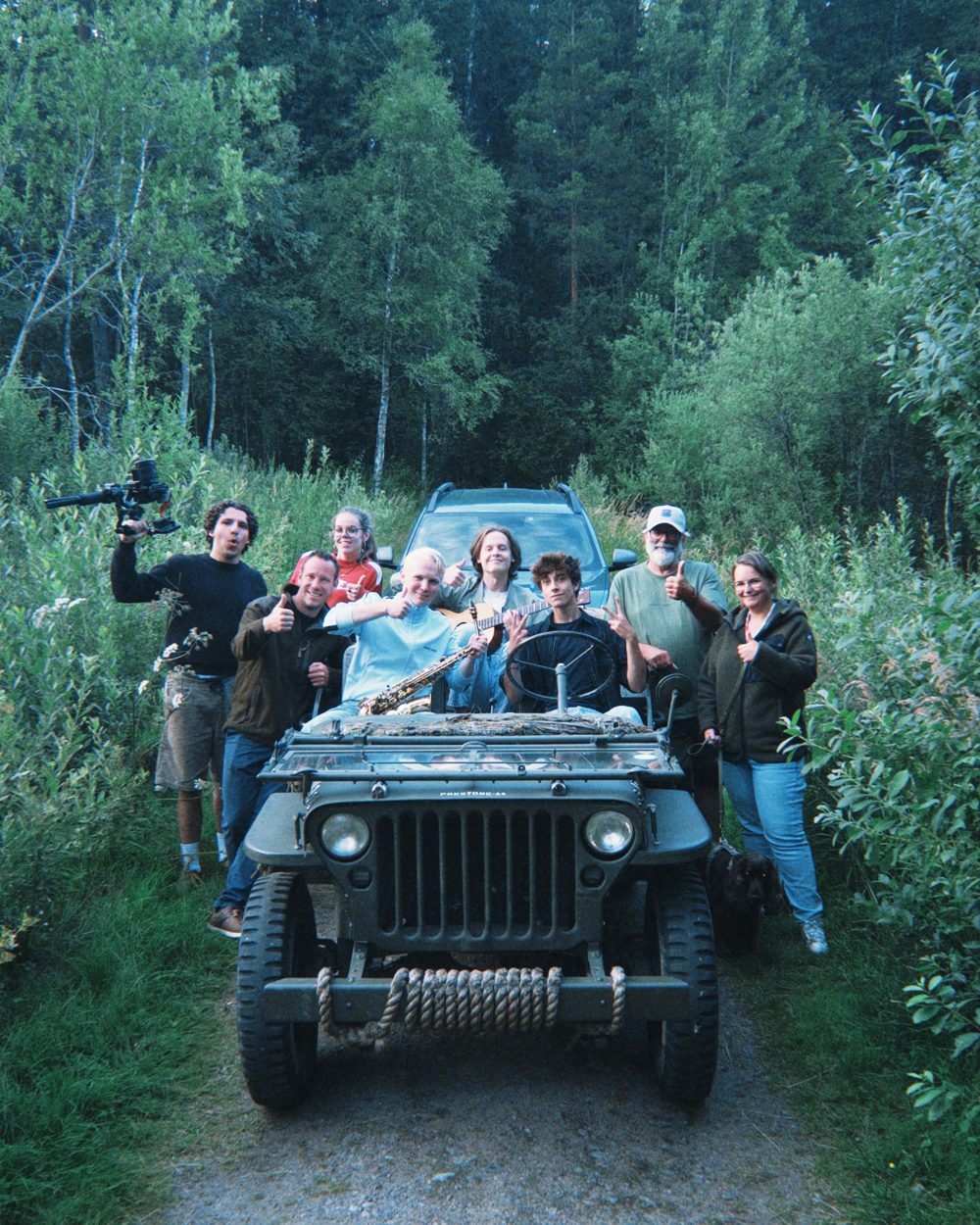 Cast en crew op een jeep