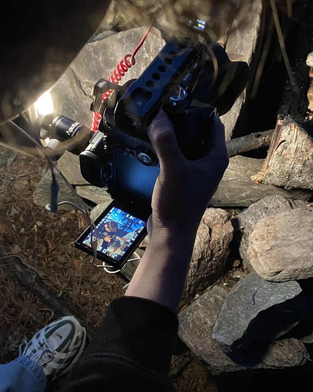 Camera tussen de stenen