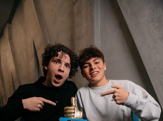 Beau en Marcel met de Jamie-trofee