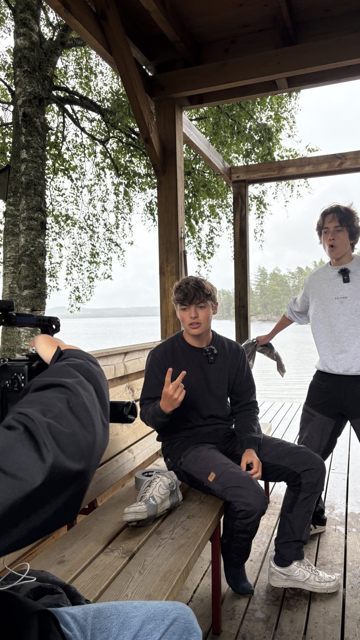 In de shelter bij het water