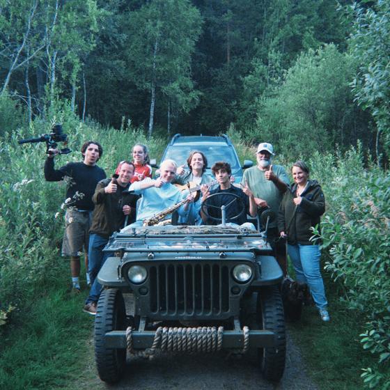 Cast en crew van Bara Du op een jeep