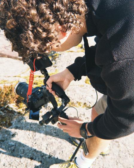 Close-up met de camera op de rotsen