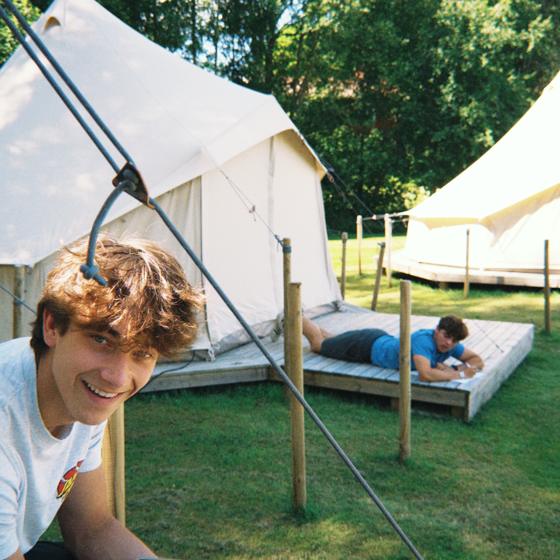 Montage bij de tenten tijdens Coppens Junior