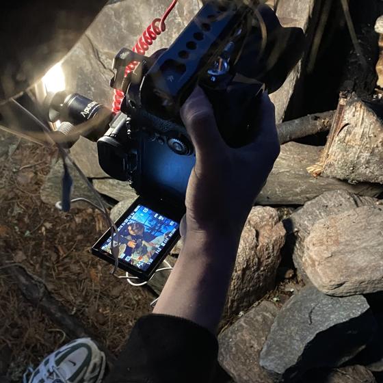 Camera bij het kampvuur van Survival Coppens