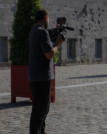 Cameraman bij de citadel van Dinant tijdens Van A naar Zee