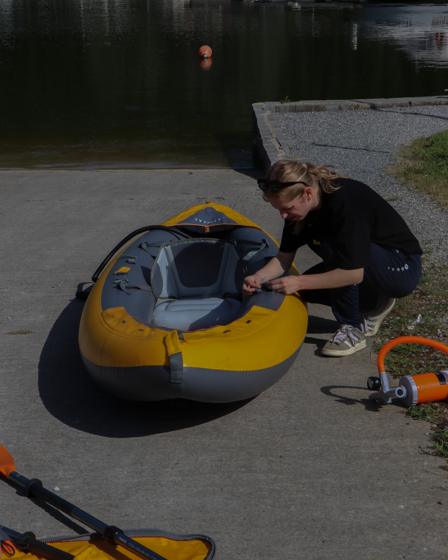Een kajak klaarmaken voor Van A naar Zee