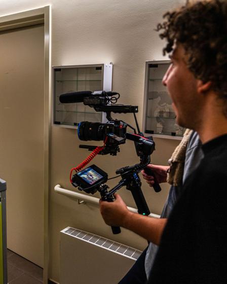 Camera klaar in de gang van het woonzorgcentrum