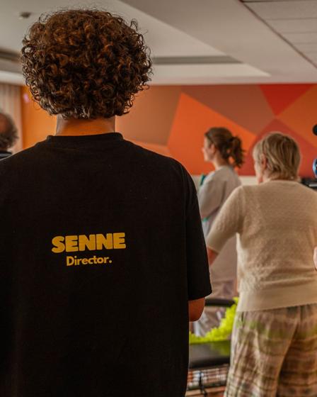 Senne regisseert op de set van Voltooid Verleden Tijd