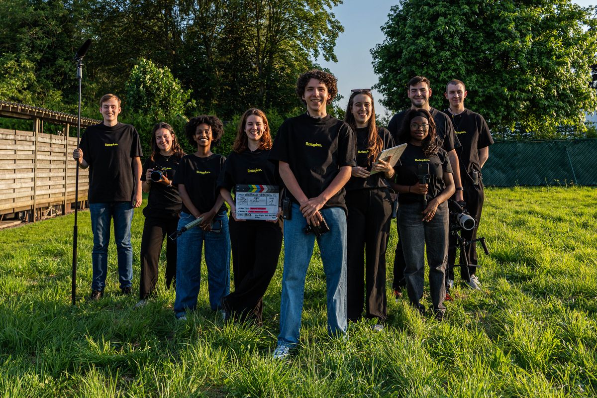 De volledige cast en crew van Rataplan op de set van Voltooid Verleden Tijd, met klapbord en boom